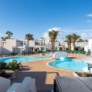 Con Terraza Y Piscina En Apartamento